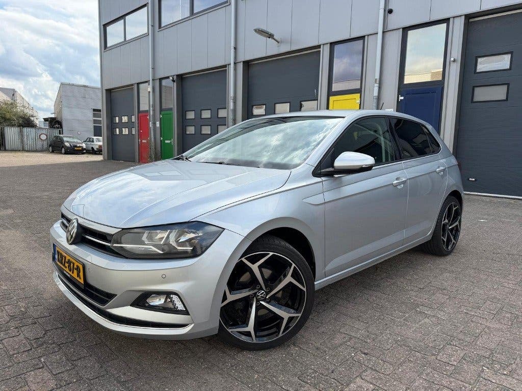 Volkswagen Polo 1.0 TSI Comfortline Business — R-line look